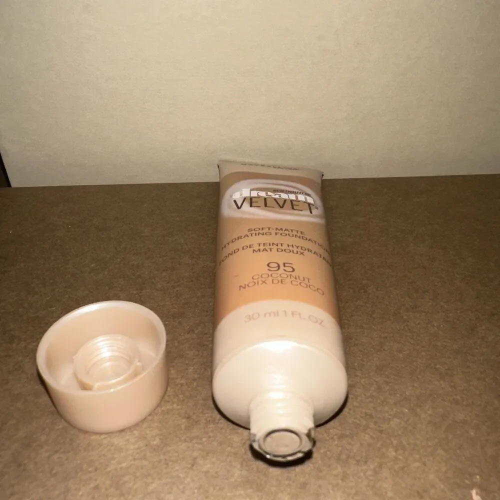 Maybelline Dream Velvet Soft-Matte Hydrating Foundation 95 Coconut Sealed
